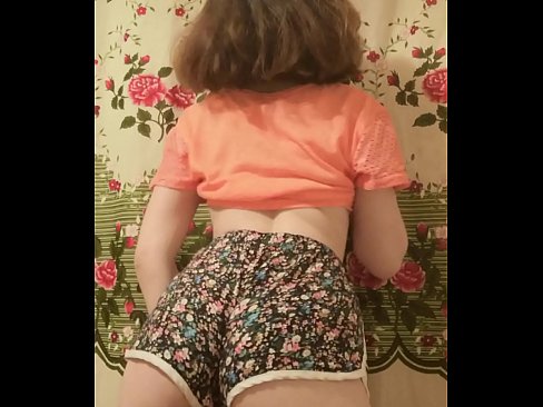 ❤️ Dhallaan yar oo sexy ah oo iska siibaysa surwaalka gaaban ee kamarada Galmo ❌